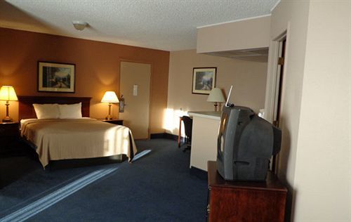 Sunflower Inn & Suites - Garden City Zewnętrze zdjęcie